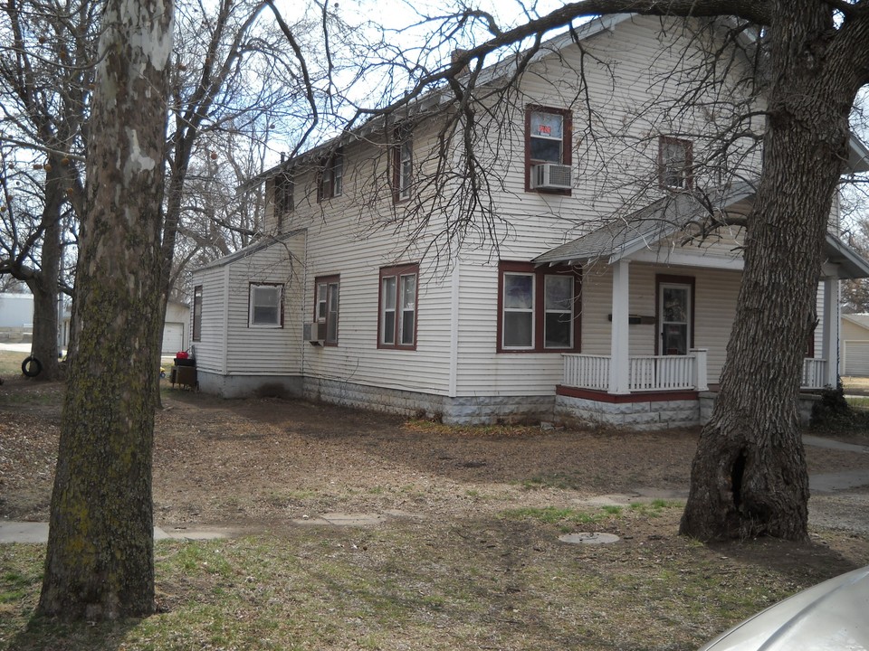 301 E A Ave in Kingman, KS - Building Photo