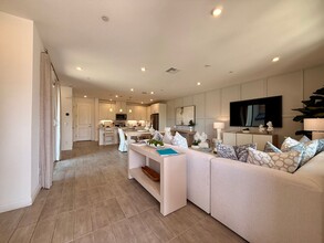 802 Royal Beekman St in Henderson, NV - Building Photo - Building Photo