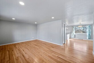 1364 S Dover Way in Lakewood, CO - Building Photo - Building Photo