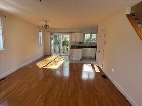 32 Seafare Ln in Portsmouth, RI - Building Photo - Building Photo