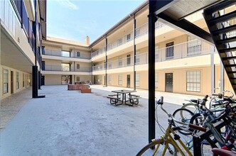 2401 Leon St, Unit 106 in Austin, TX - Foto de edificio - Building Photo