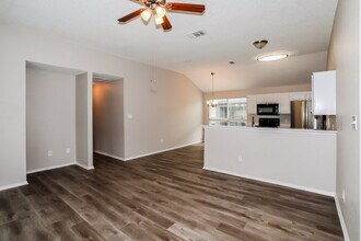 10529 Flamewood Dr in Fort Worth, TX - Foto de edificio - Building Photo