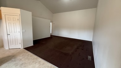 302 Leisek Way in Madras, OR - Building Photo - Building Photo