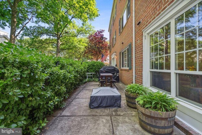 5250 Maris Ave in Alexandria, VA - Building Photo - Building Photo