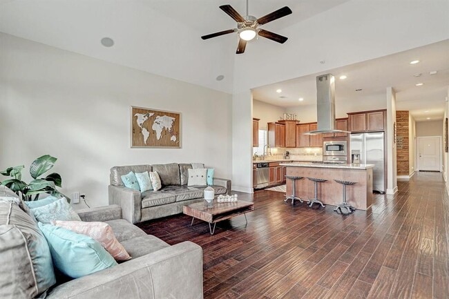 6089 Yale St in Houston, TX - Building Photo - Building Photo
