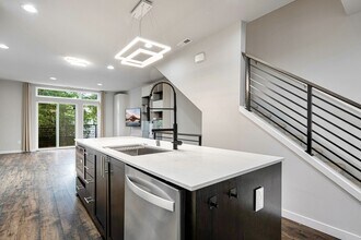 13955 NE 15th Ct in Bellevue, WA - Building Photo - Building Photo