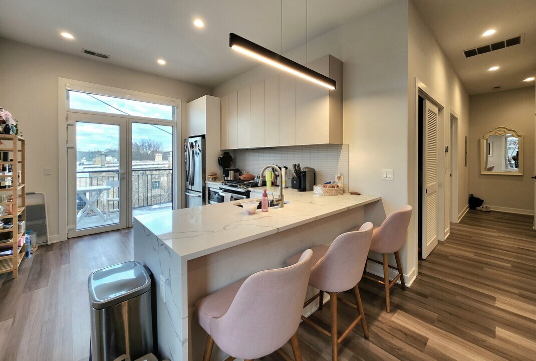 1348 W Roscoe St-Unit -301 in Chicago, IL - Building Photo
