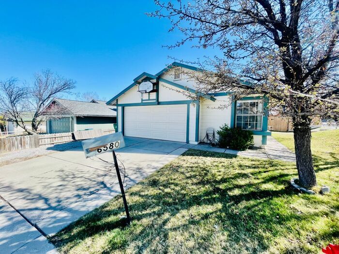6580 Enchanted Valley Dr in Reno, NV - Building Photo