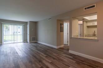 Palm Cove Apartments in Daytona Beach, FL - Building Photo - Interior Photo