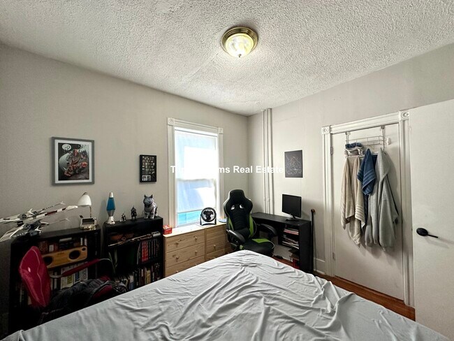 151 E Cottage St, Unit 2 in Boston, MA - Building Photo - Building Photo