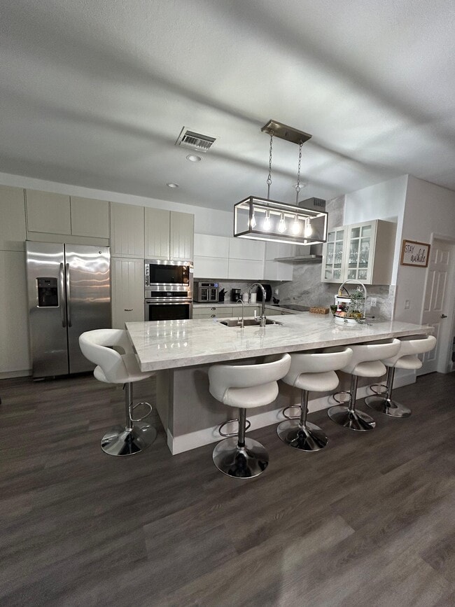 11625 NW 87th Ln in Doral, FL - Foto de edificio - Building Photo