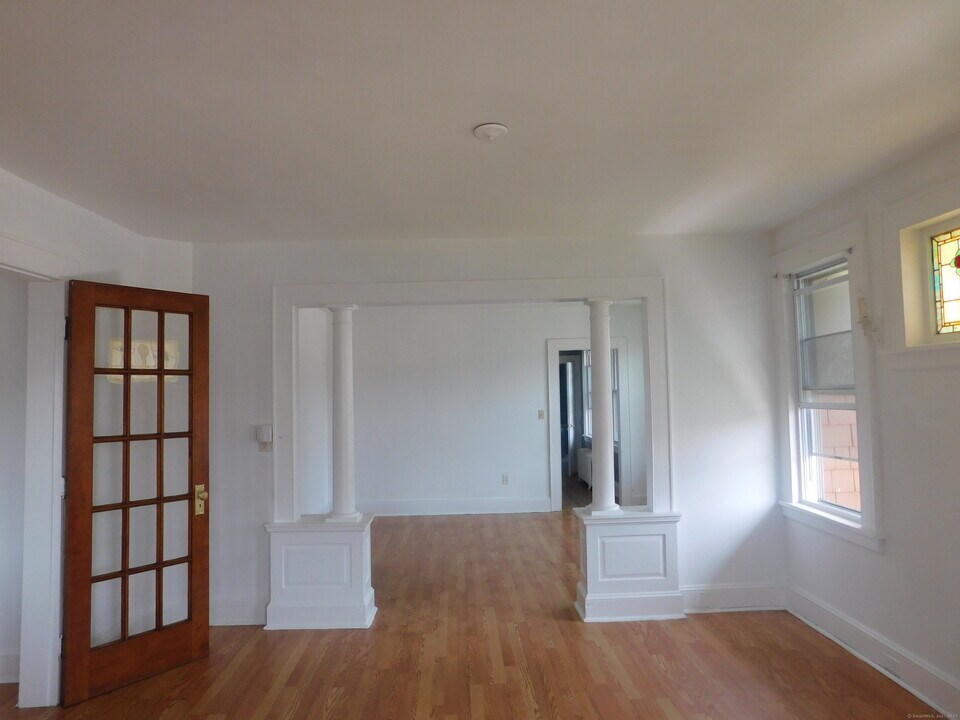 227 Edna Ave in Bridgeport, CT - Building Photo