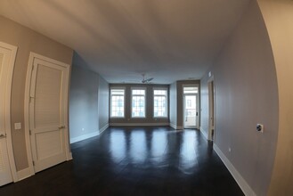 2050 N Clark St, Unit 303 in Chicago, IL - Building Photo - Building Photo