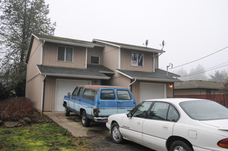 580-584 W Water St in Stayton, OR - Building Photo - Building Photo