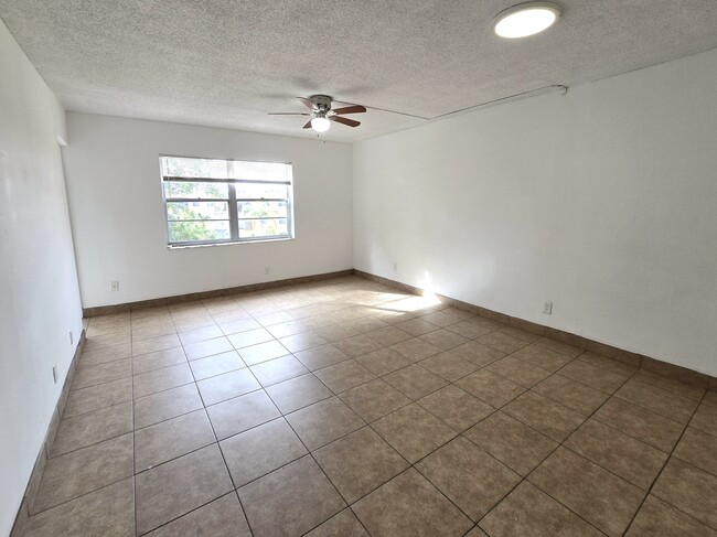 4384 NW 9th Ave in Pompano Beach, FL - Building Photo - Building Photo