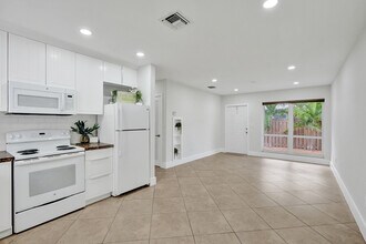 3033 NE 20th Ter, Unit 2 in Fort Lauderdale, FL - Building Photo - Building Photo