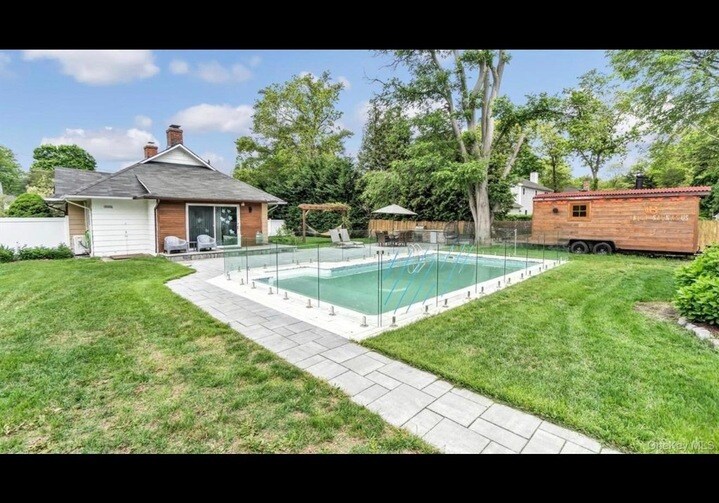 143 Hallock St in Riverhead, NY - Building Photo