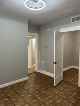 8362 S Brandon Ave in Chicago, IL - Building Photo - Building Photo