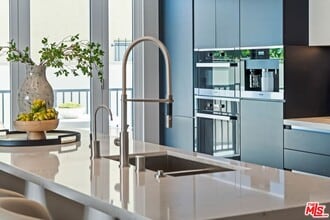 160 N La Peer Dr in Beverly Hills, CA - Foto de edificio - Building Photo