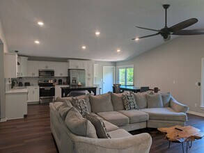 7802 Rollingwood W Dr in Columbia, MO - Foto de edificio - Building Photo