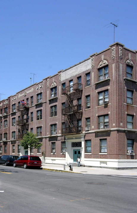 215 Avenue F in Brooklyn, NY - Building Photo