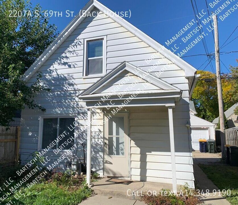2207 S 69th St in West Allis, WI - Building Photo