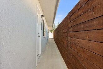 2051 E Harding St, Unit 2051 E Harding St in Long Beach, CA - Foto de edificio - Building Photo