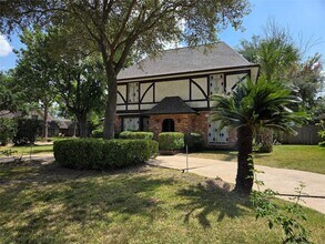14203 Burgoyne Rd in Houston, TX - Foto de edificio - Building Photo