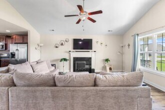 318 Aquamarine Cir in Jacksonville, NC - Building Photo - Building Photo