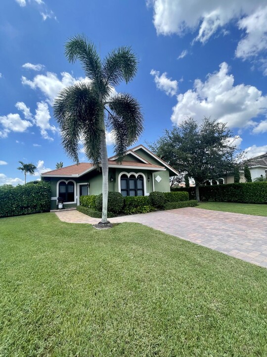 15590 Hawker Ln in Wellington, FL - Building Photo