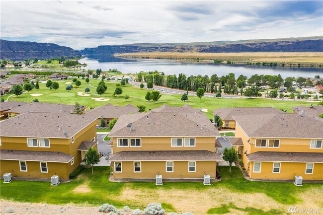 23215 Sunserra Loop NW, Unit B23 Wanderful Travel in Quincy, WA - Building Photo - Building Photo