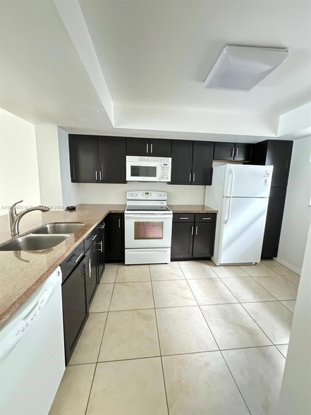 16141 Blatt Blvd, Unit 402 in Weston, FL - Building Photo - Building Photo