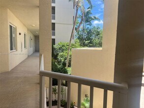 3500 Oaks Clubhouse Dr in Pompano Beach, FL - Building Photo - Building Photo