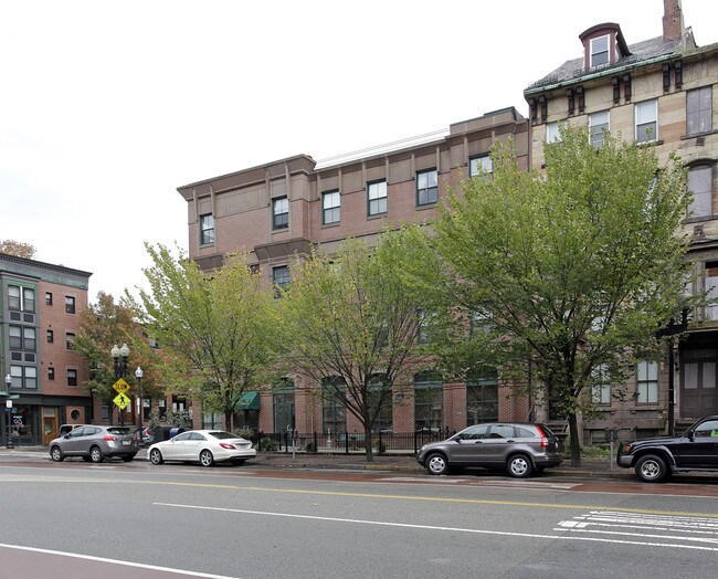 Anna Bissonnette House in Boston, MA - Foto de edificio - Building Photo