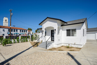 14623 Kittridge St in Van Nuys, CA - Building Photo - Building Photo