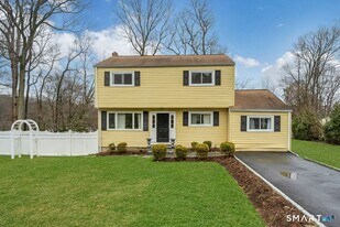 51 Ledgewood Dr in Norwalk, CT - Building Photo