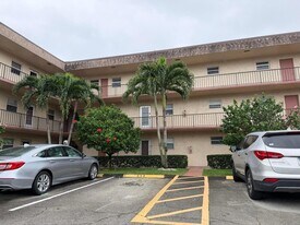 701 Lori Dr, Unit 204 in Palm Springs, FL - Building Photo
