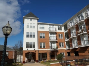 Camden Plaza in Charlottesville, VA - Foto de edificio