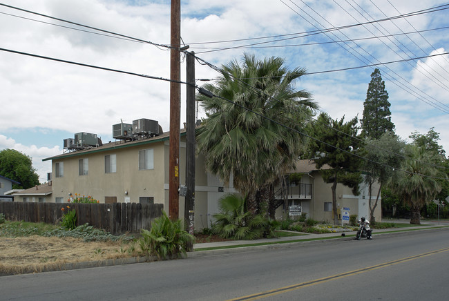 301 E Murray Ave in Visalia, CA - Foto de edificio - Building Photo