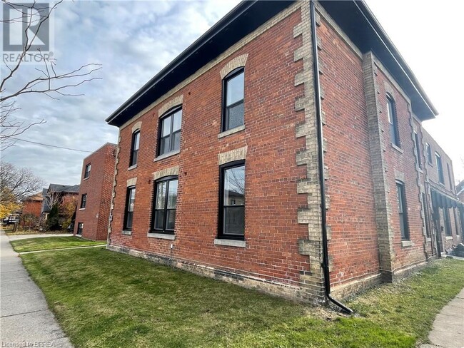 11-11 Sheridan St in Brantford, ON - Building Photo - Building Photo