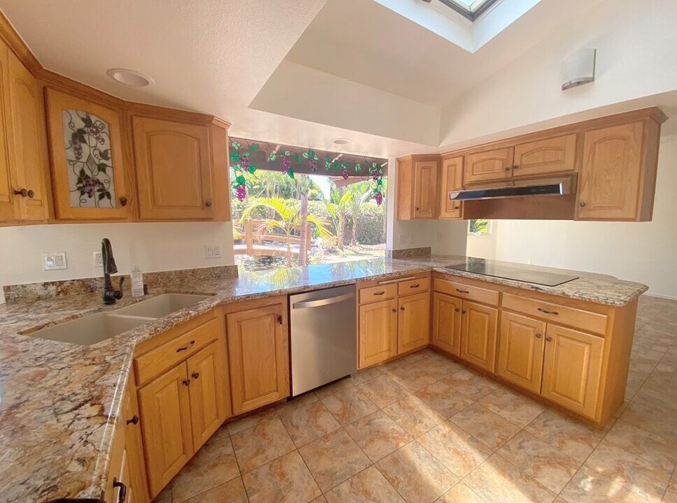 11422 Harrisburg Rd in Los Alamitos, CA - Building Photo
