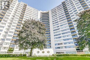 530 Lolita Gardens in Mississauga, ON - Building Photo
