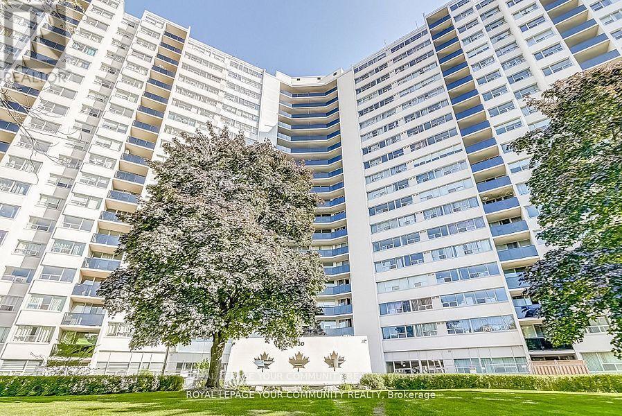 530 Lolita Gardens in Mississauga, ON - Building Photo