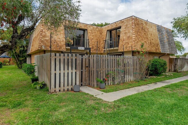 393 Lake Arbor Dr in Palm Springs, FL - Foto de edificio - Building Photo