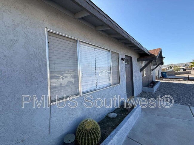 664 Honeysuckle Rd in Bullhead City, AZ - Building Photo - Building Photo