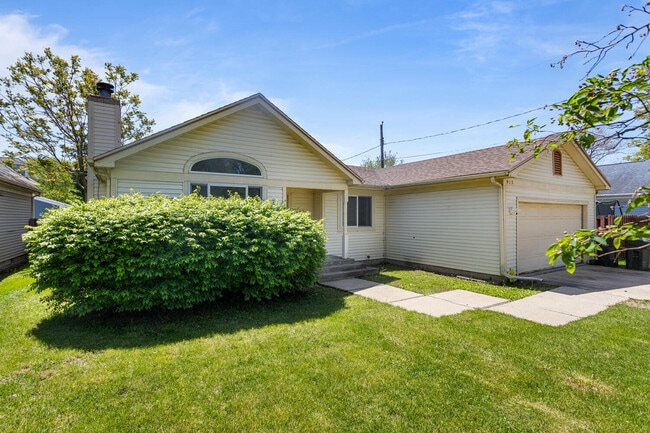 913 W Eads St in Urbana, IL - Building Photo - Building Photo