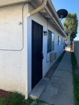 918-920 Calhoun Pl in Hemet, CA - Building Photo