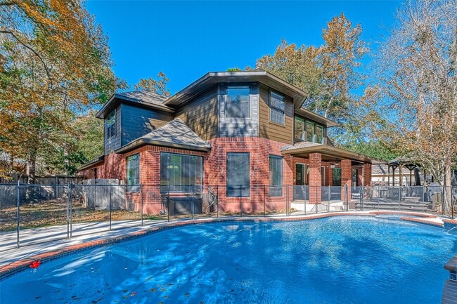 property at 11 Gabled Pines Pl