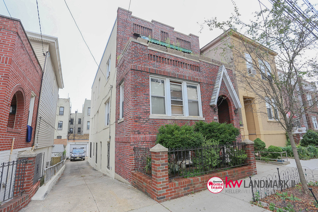 3 Family Brick Home w/ Pvt Driveway in Astoria, NY - Building Photo