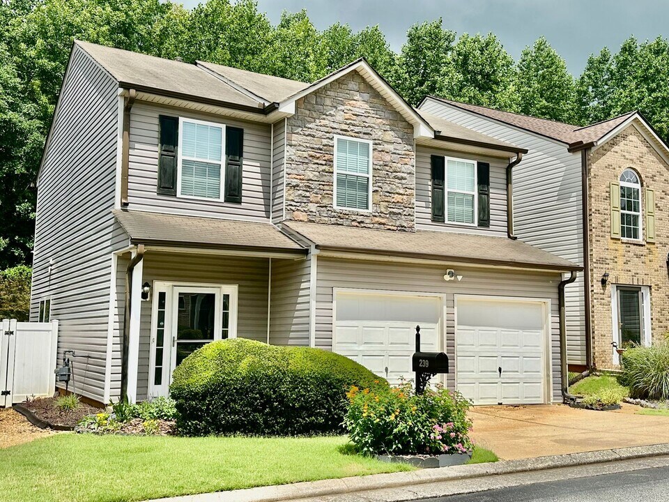 239 Arrowhead Dr in Dallas, GA - Building Photo